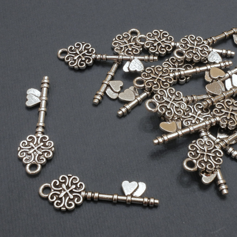Zawieszka – klucz, średnica 11×33 mm ± opakowanie 20 g, 15 szt. (+ -)
