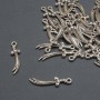 Zawieszka Szabla, wymiary 6×24,5 mm, 5 mm ±, opakowanie 20 g, 36 szt. (±)
