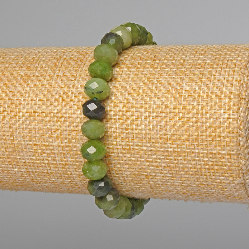Bransoletka z jadeitu, naturalny kamień, fasetowane rondelki, średnica około 8×6,5 mm, długość 18 cm +/- (elastyczna)