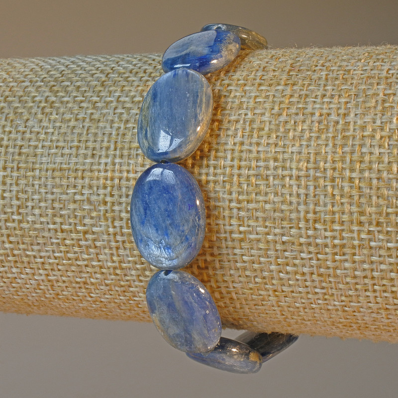 Bransoleta z naturalnym kianitem, owalny kamień, średnica 13×18 mm ±, długość 18 cm ± (elastyczna)