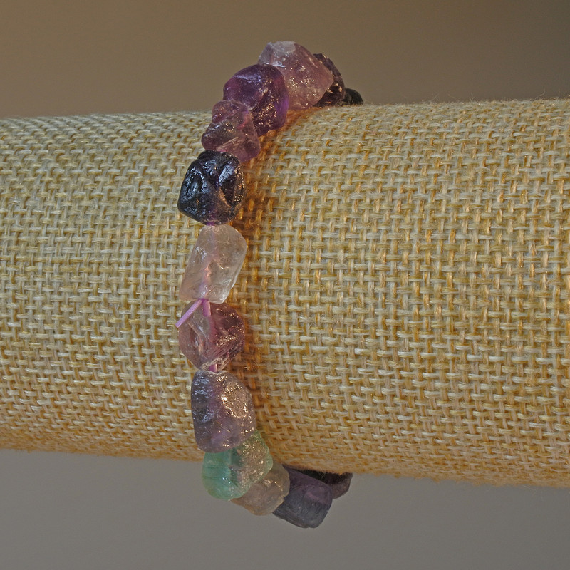 Bransoletka z naturalnego fluorytu, nieobrobiony kamień, fasetowany, średnica 8×10 mm, długość 18 cm, elastyczna