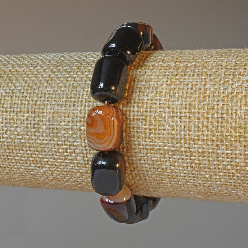 Bransoletka z brązowego agatu – naturalny kamień, w formie prostokątnych brył o wymiarach około 11×15 mm, długość 18 cm +/- (na elastycznej gumce)