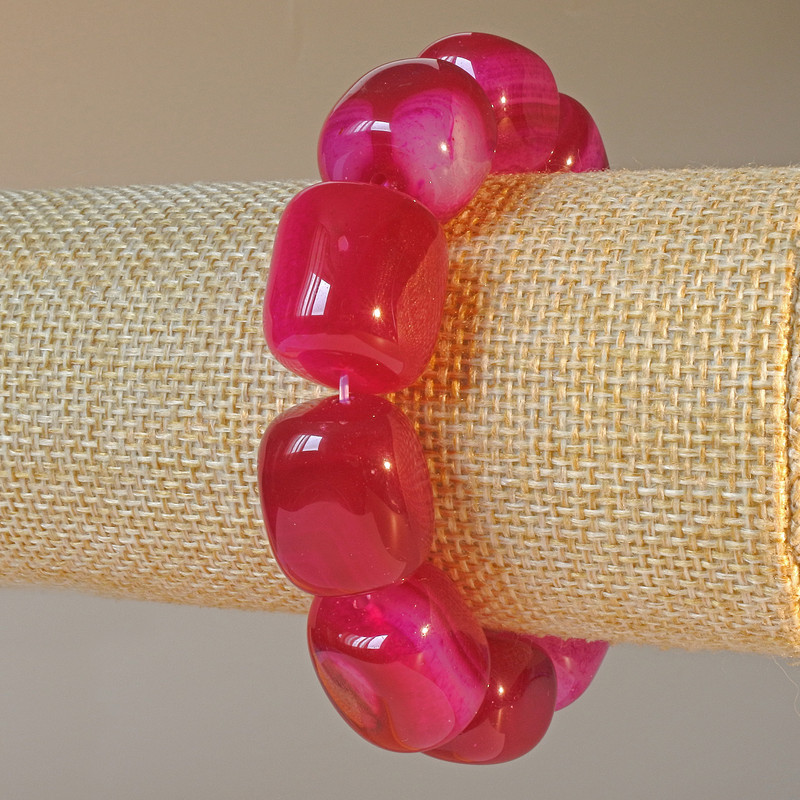 Bransoletka z malinowego agatu, naturalny kamień, o wymiarach 15×19 mm, długość 18 cm +/- (rozciągliwa)