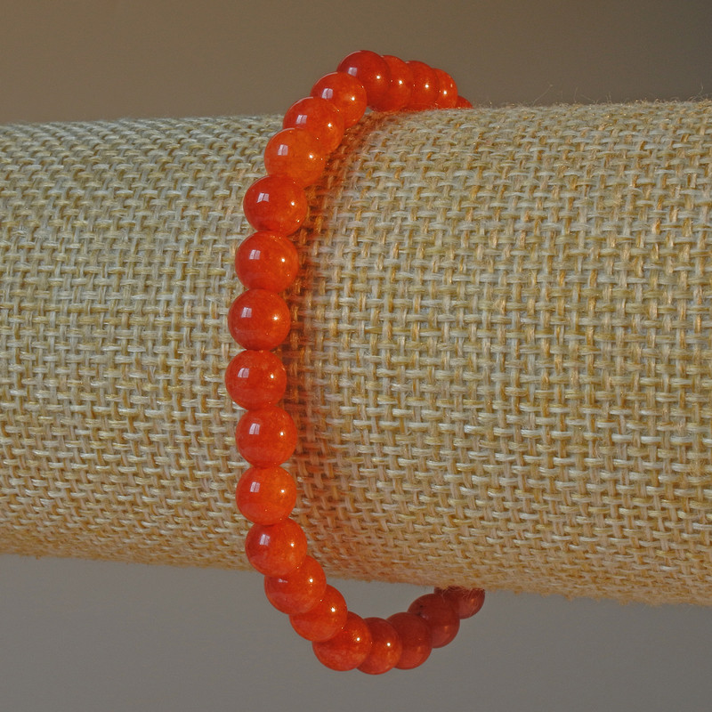 Bransoletka z czerwonego jaspisu (prasowana) gładkie kuleczki, średnica 6 mm ±, długość 18 cm ± (elastyczna)