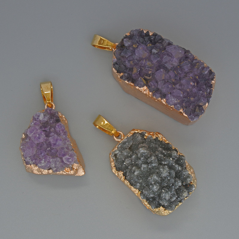 Wisiorek z ametystowej druzy geody w złotej oprawie, średnica 19×27 mm+-, długość 35 mm+-