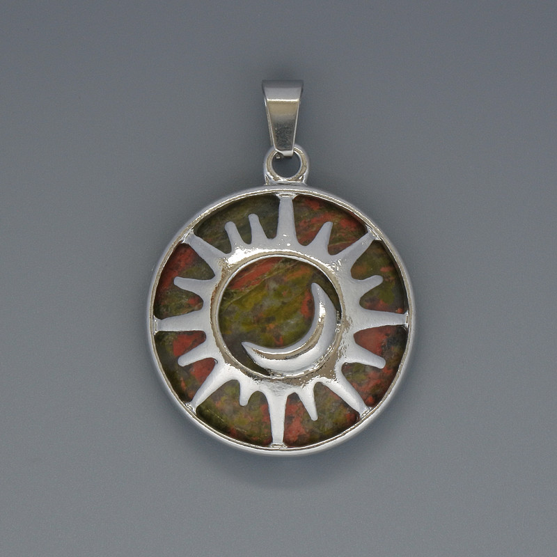Wisiorek Słońce z jaspisu heliotropowego, średnica 27 mm ±, długość 37 mm ±, w srebrzystej oprawie