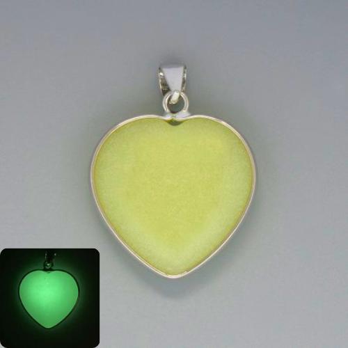 Wisiorek Serce z onyksu o zielonym blasku, średnica 26×26 mm (+/-), długość około 36 mm (+/-), w srebrzystej oprawie