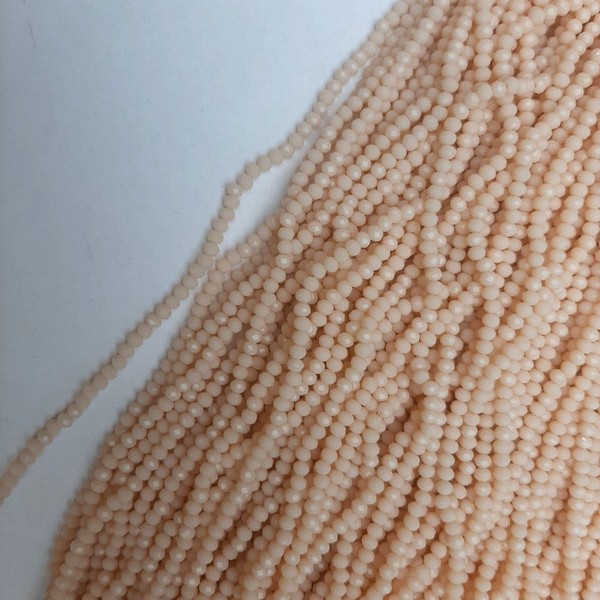 Koraliki czeskiego kryształu beżowe, szlifowane w kształcie rondeli, średnica 3x2,5 mm, długość 39 mm, na żyłce
