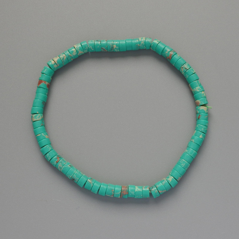 Bransoletka z turkusowego variscytu (prasowanego) w formie talerzyków, o średnicy około 4,5×2,5 mm, długość 18 cm, elastyczna