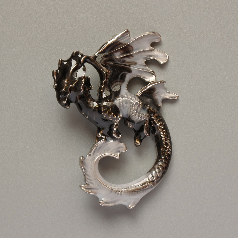 Broszka-wisiorek Smok, czarna i szara emalia, metal srebrzysty 42×58 mm