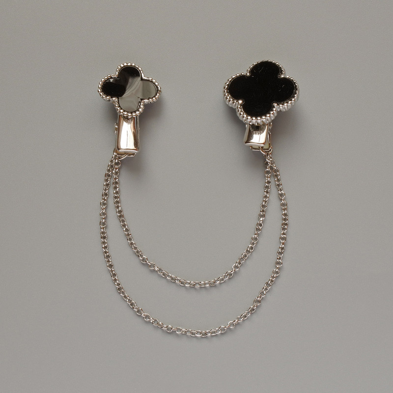 Broszka do kardiganów Koniczyna – czarny plastik, srebrzysty metal, 22×26 mm, 18×27 mm; łańcuszek 10 cm