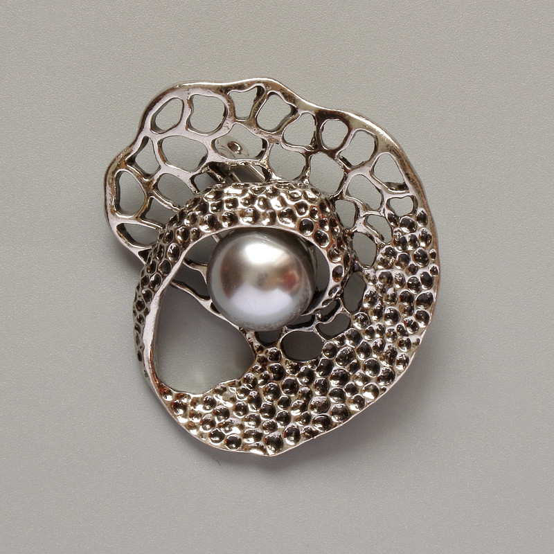 Broszka Akcent z szarą koraliką, metal srebrzysty, 41×39 mm