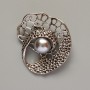 Broszka Akcent z szarą koraliką, metal srebrzysty, 41×39 mm
