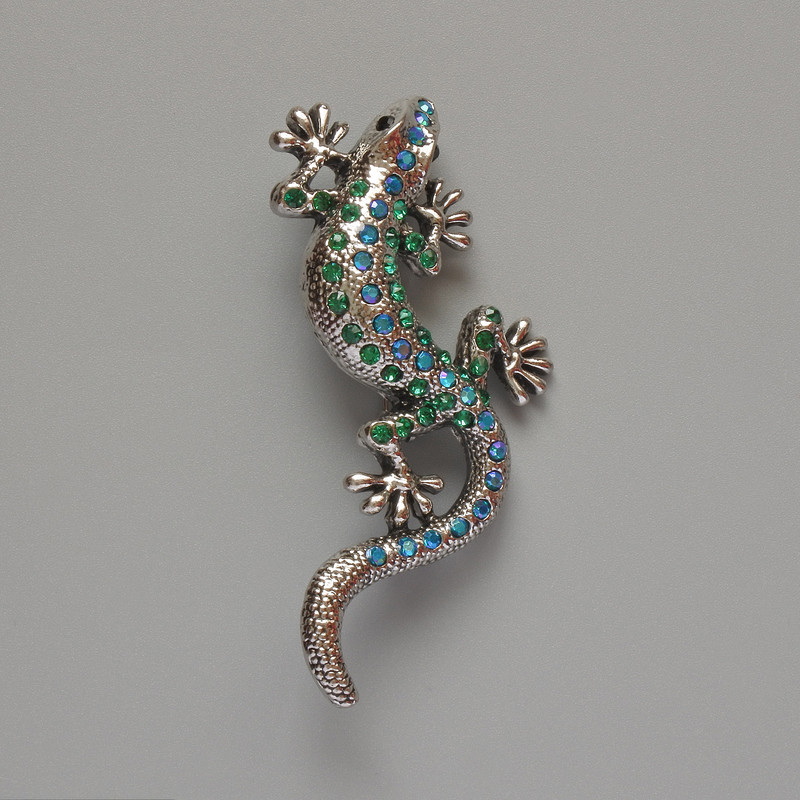 Broszka w kształcie jaszczurki z zielonymi i niebieskimi kryształami, metal srebrzysty, 29×63 mm