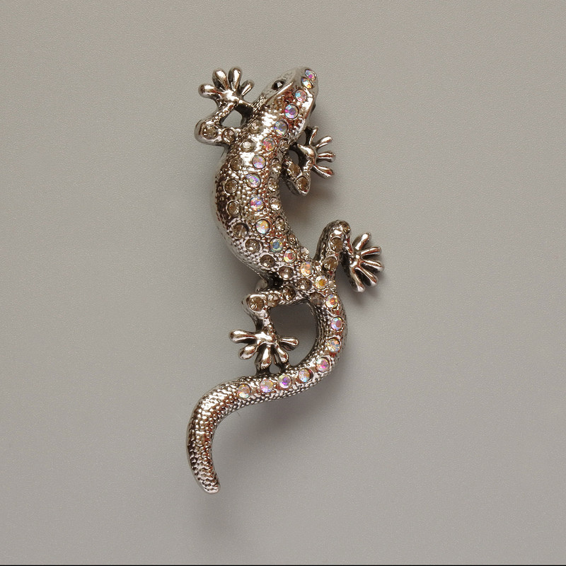 Broszka w kształcie jaszczurki z różowymi kryształami zmieniającymi kolor, srebrny metal, 29×63 mm
