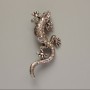 Broszka w kształcie jaszczurki z różowymi kryształami zmieniającymi kolor, srebrny metal, 29×63 mm