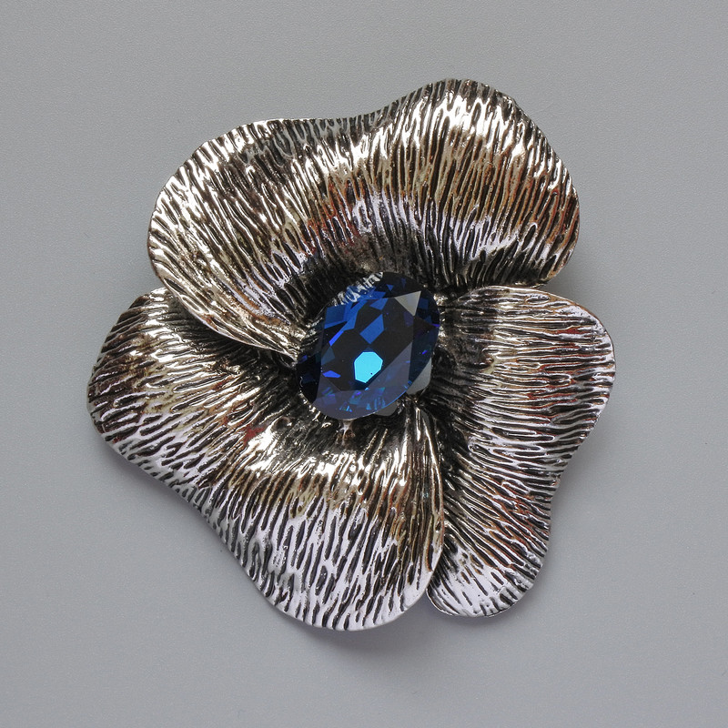 Broszka-wisiorek «Kwiat» z niebieskim kryształem, metal srebrzysty, 55×63 mm