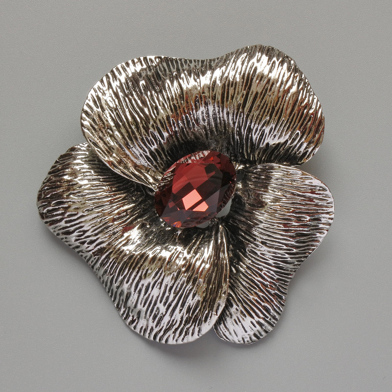Broszka-wisiorek „Kwiat” z czerwonym kryształem, metal srebrzysty, 55×63 mm