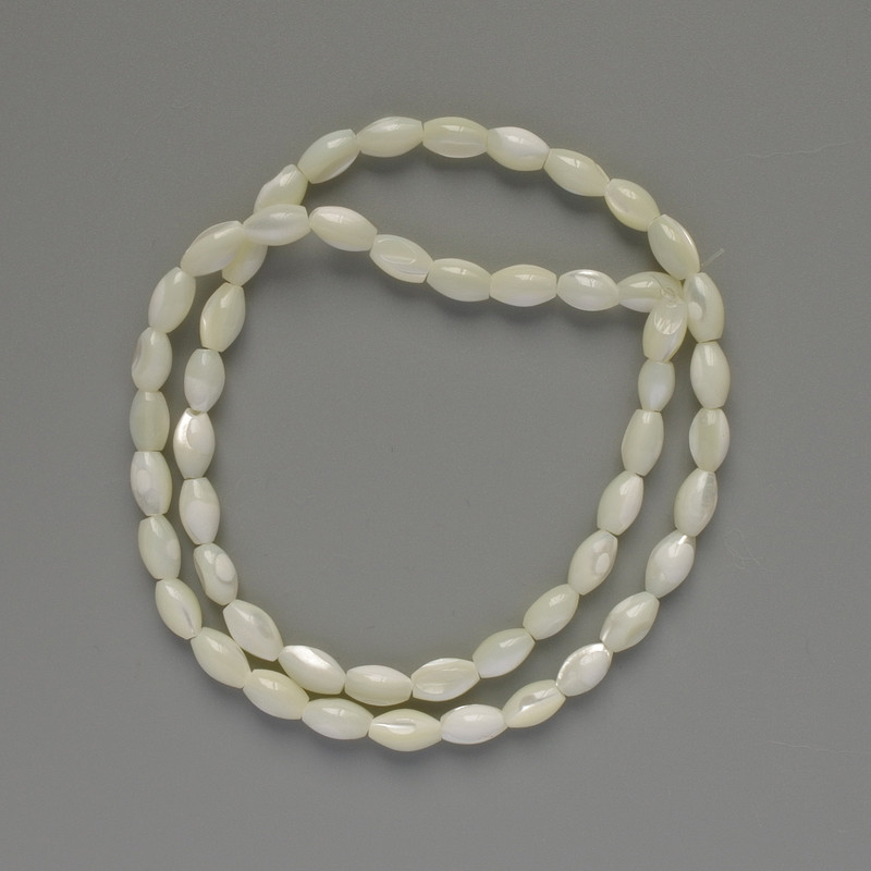 Koraliki z masy perłowej w ziarnach, średnica 5–9 mm, długość 39 cm, na żyłce