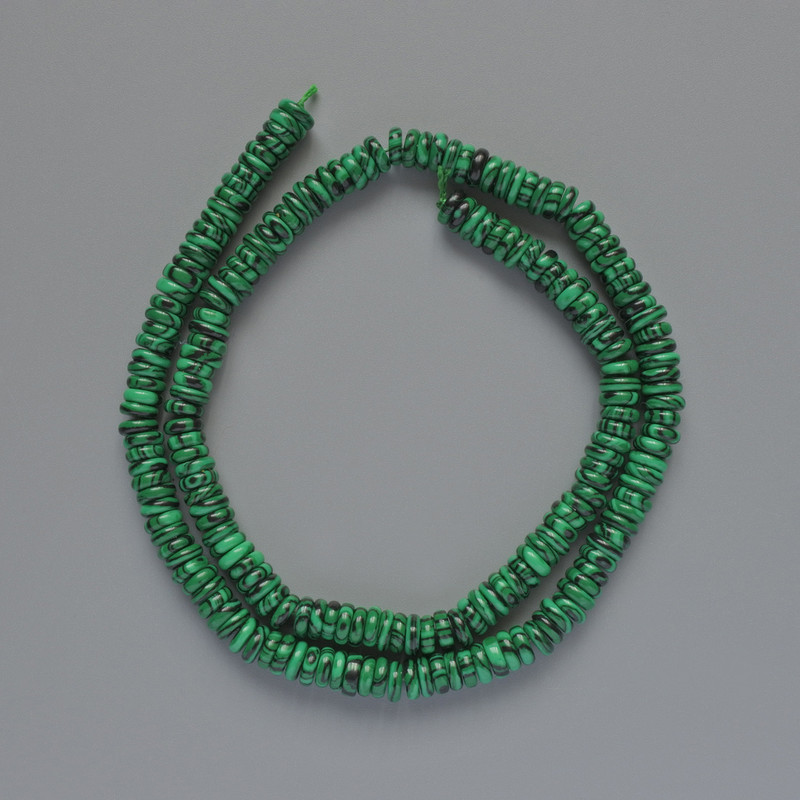 Koraliki malachitu (prasowane) w kształcie gładkich rondelek, średnica 6×2 mm, długość 39 cm, na nici