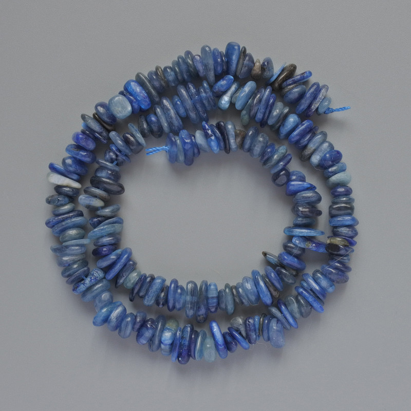 Koraliki z kianitu — naturalny kamień, drobiny, średnica 8×3 mm ±, długość 40 cm ± na nitce