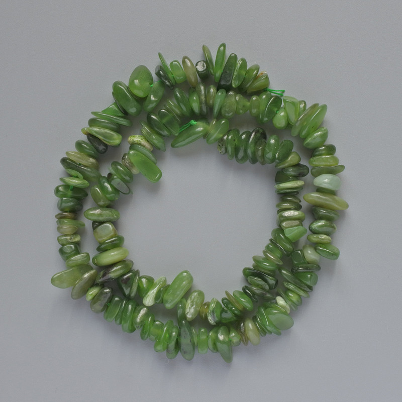 Koraliki jadeitu naturalnego, drobiny kamienia, średnica 8×3 mm, długość 40 cm, na nitce