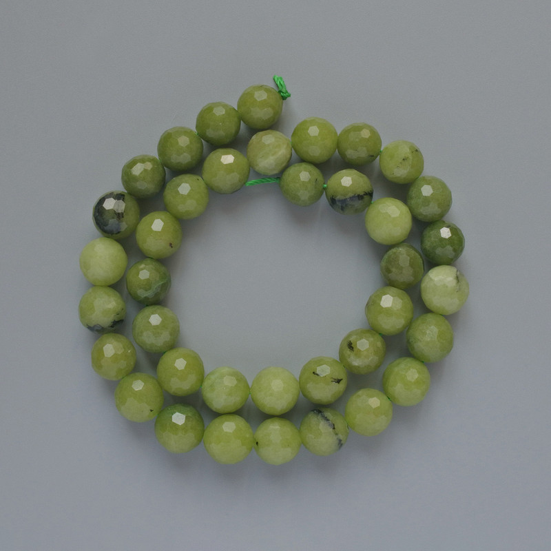 Koraliki z jadeitu kanadyjskiego, naturalny kamień, fasetowane kulki, średnica 10 mm, długość 38 cm na nitce