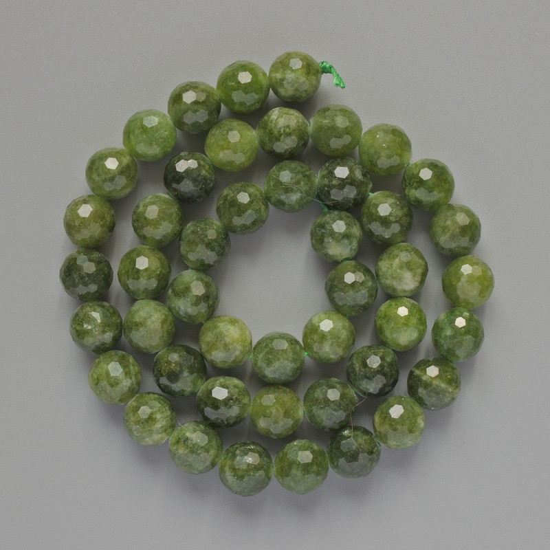 Koraliki z jadeitu — naturalny kamień, fasetowana kulka, średnica 8 mm, długość 37 cm na nitce