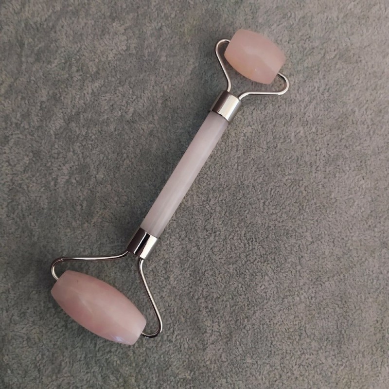 Masażer z kamienia różowy kwarc dwustronny, długość 14,5 cm, srebrny metal