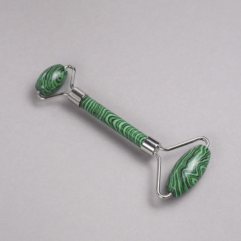 Masażer rolkowy z kamienia malachitu dwustronny, długość 14,5 cm, srebrzysty metal