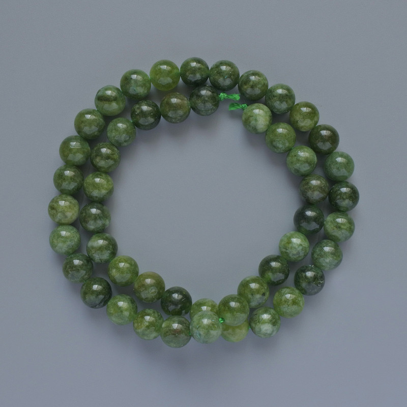 Koraliki jadeitu z naturalnego kamienia, gładkie kuleczki, średnica około 8 mm, długość około 39 cm, na nitce