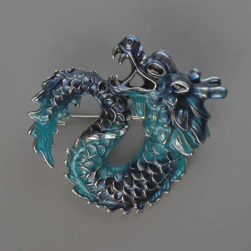 Broszka-kulon Smok błękitna i niebieska emalia, srebrzysty metal 42×42 mm