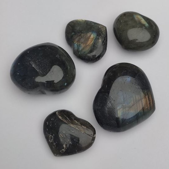 WYCENA (za 100 g) Kamień ozdobny w kształcie serca z labradorytem, asortyment rozmiarów 34×30 mm, 54×47 cm+