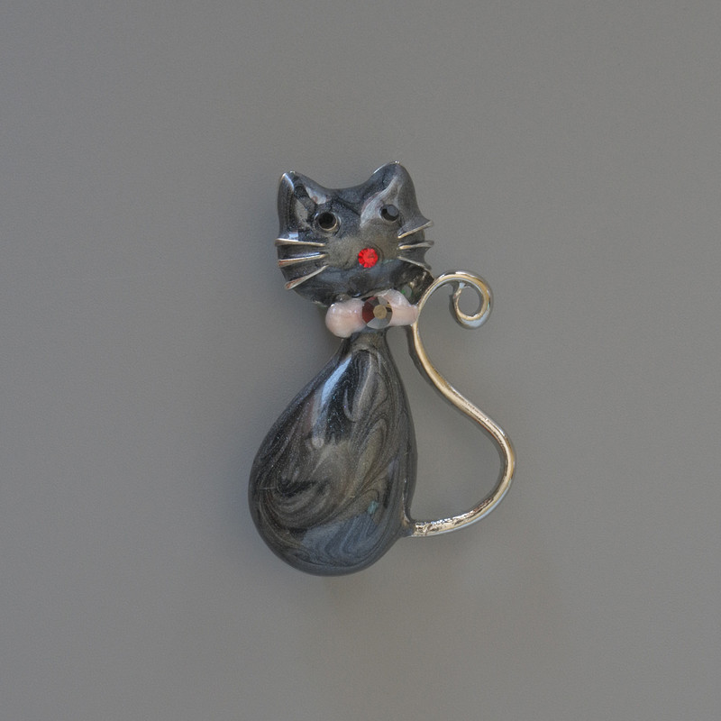 Broszka-kulon «Kotka» czarna perłowa emalia z błyszczącymi kryształkami, srebrzysty metal 25×39 mm