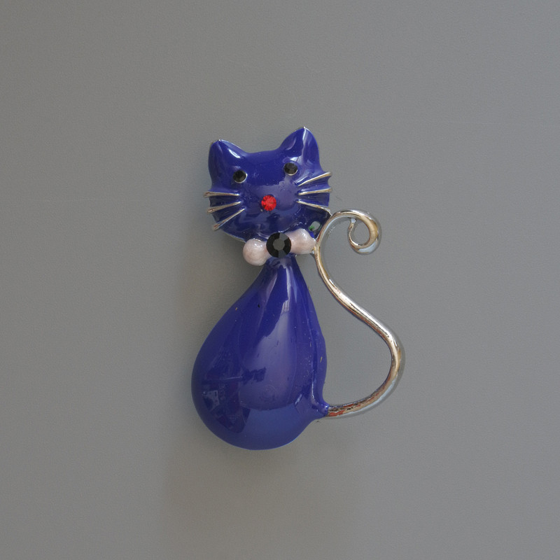 Broszka z zawieszką «Kotek», niebieska emalia, kryształy, metal srebrzysty, 25×39 mm