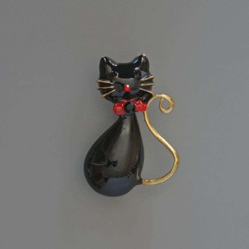 Broszka-wisiorek «Kotek» czarna emalia, strassami, metal złocisty 25×39 mm