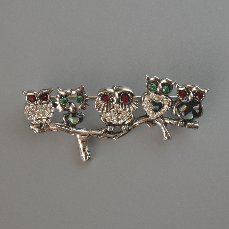Broszka w kształcie sowy z kolorowymi kryształami, czarną emalią i Haliotis, srebrzystym metalem 52×26 mm