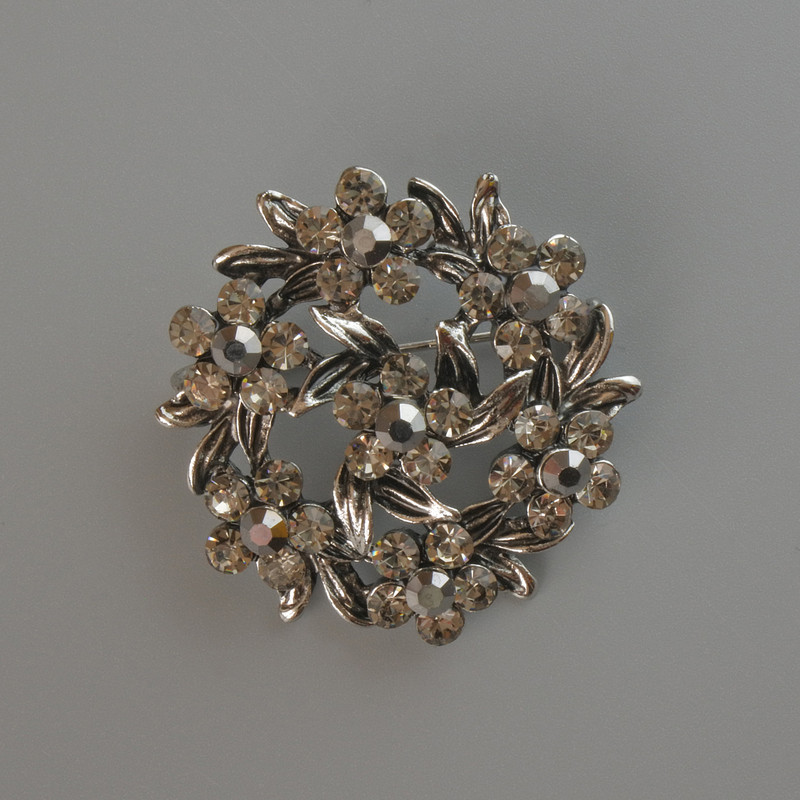 Broszka «Kwiat» z szarymi cyrkonami, metal srebrzysty 37×37 mm