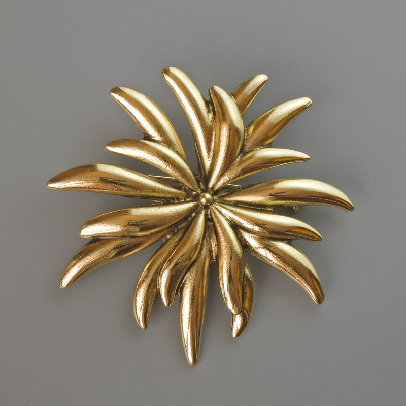 Broszka-wisiorek Kwiat chryzantemy złoty metal 60×60 mm