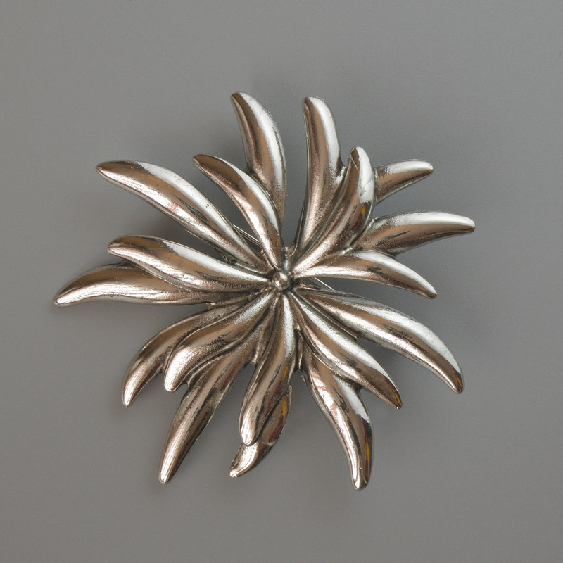 Broszka-wisiorek Kwiat Chryzantemy srebrzysty metal 60×60 mm