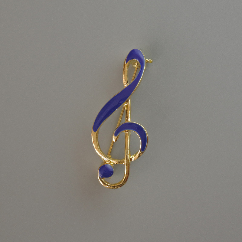Broszka – klucz skrzypcowy, niebieska emalia, metal złocisty 38 × 16 mm