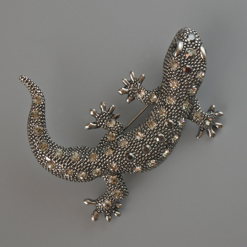 Broszka-wisiorek w kształcie jaszczurki, z białymi i czarnymi strassami, metal srebrzysty 54×46 mm