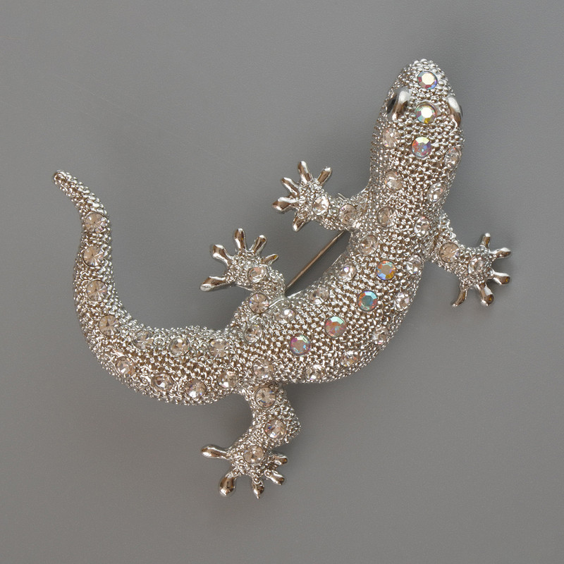 Broszka-wisiorek w kształcie jaszczurki z białymi i różowymi kryształami, metal jasnosrebrny 54×46 mm