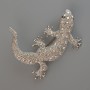 Broszka-wisiorek w kształcie jaszczurki z białymi i różowymi kryształami, metal jasnosrebrny 54×46 mm