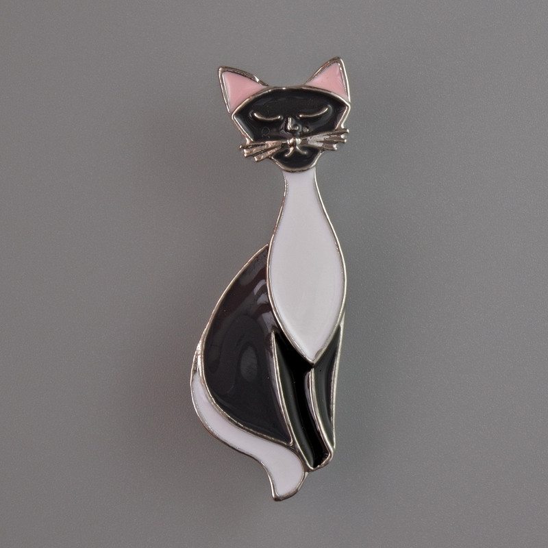 Broszka Kotek czarna i biała emalia, metal srebrzysty 37×13 mm