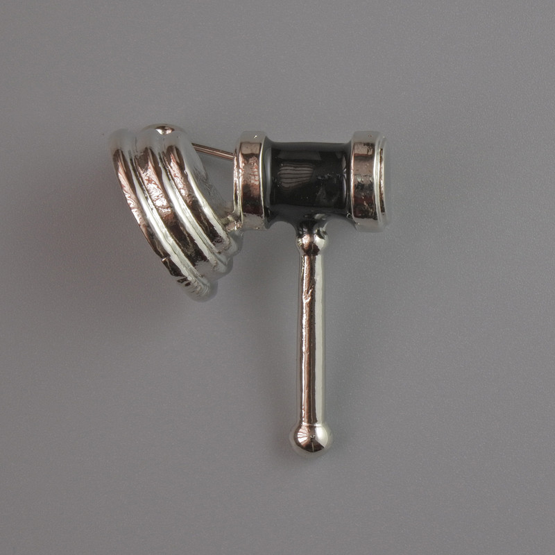 Broszka Młotek sędziego, czarna emalia, metal srebrzysty 23×28 mm