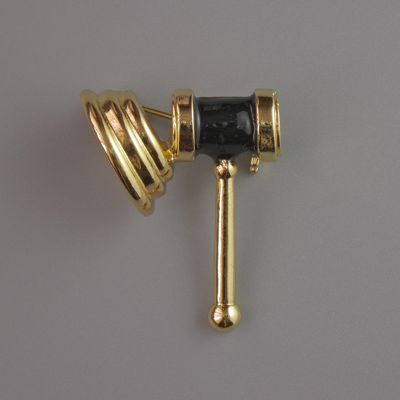 Broszka Młotek sędziego – czarna emalia, metal złoty, 23×28 mm