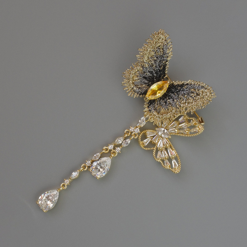 Broszka Motyl z żółtymi i białymi kryształami 28×48 mm, długość 74 mm, złoty metal