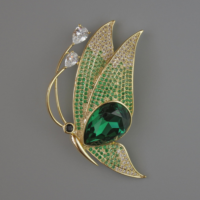 Broszka Motyl zielone i białe kryształy oraz kamienie strassowe, 56×30 mm, metal złocisty