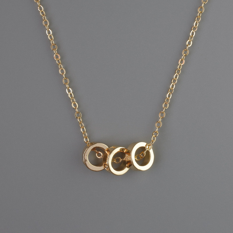 Zawieszka na łańcuszku z złotego koloru metalu, średnica 8×3 mm, grubość 1 mm, długość 40–45 cm